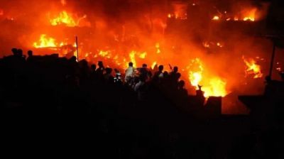 সাড়ে ৪ ঘণ্টায়ও নিয়ন্ত্রণে আসেনি কড়াইল বস্তির আগুন