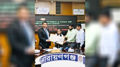 দৃষ্টি প্রতিবন্ধী ছাত্রী সালমার স্বপ্নপূরণে মানবিক ডিসির সহায়তা