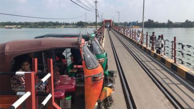 চট্টগ্রামে ট্রেন থেকে পড়ে রেল কর্মকর্তা আহত