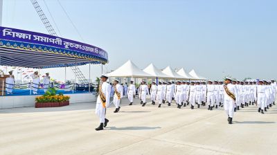 নৌবাহিনীর বি/২০২৫ ব্যাচের নবীন নাবিকদের শিক্ষা সমাপনী কুচকাওয়াজ অনুষ্ঠিত