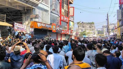 কিশোরগঞ্জে ব্যবসায়ীদের বিক্ষোভ, সড়ক অবরোধ