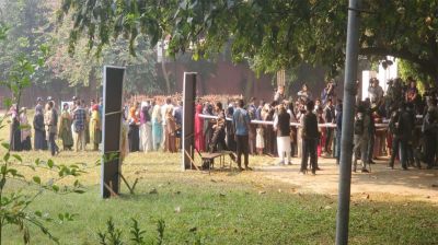 ইসির মক ভোটিং চলছে