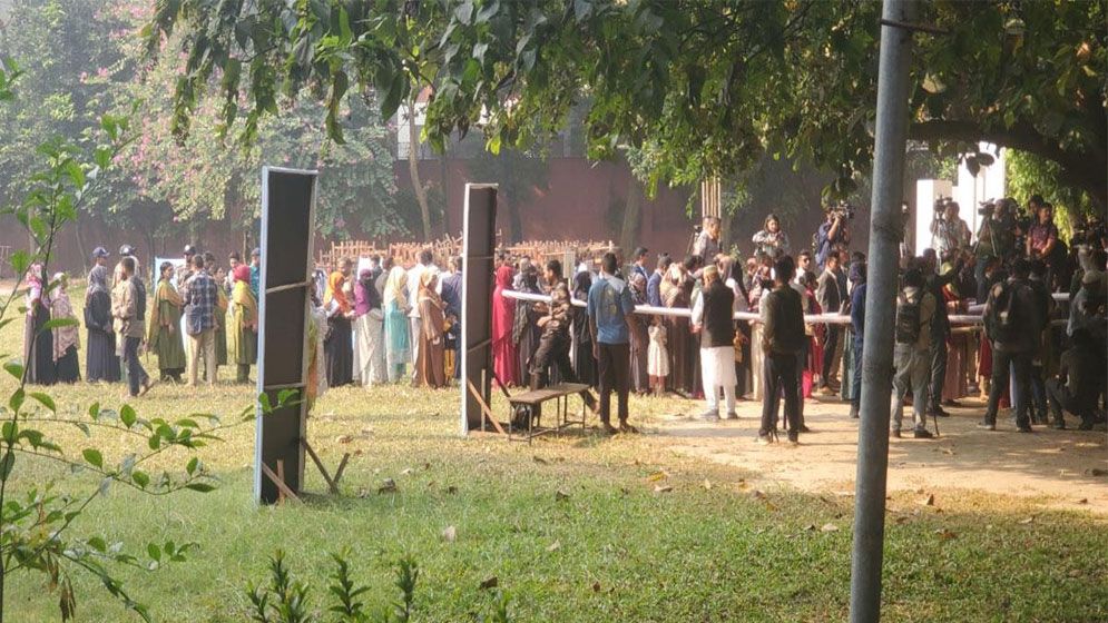 ইসির মক ভোটিং চলছে