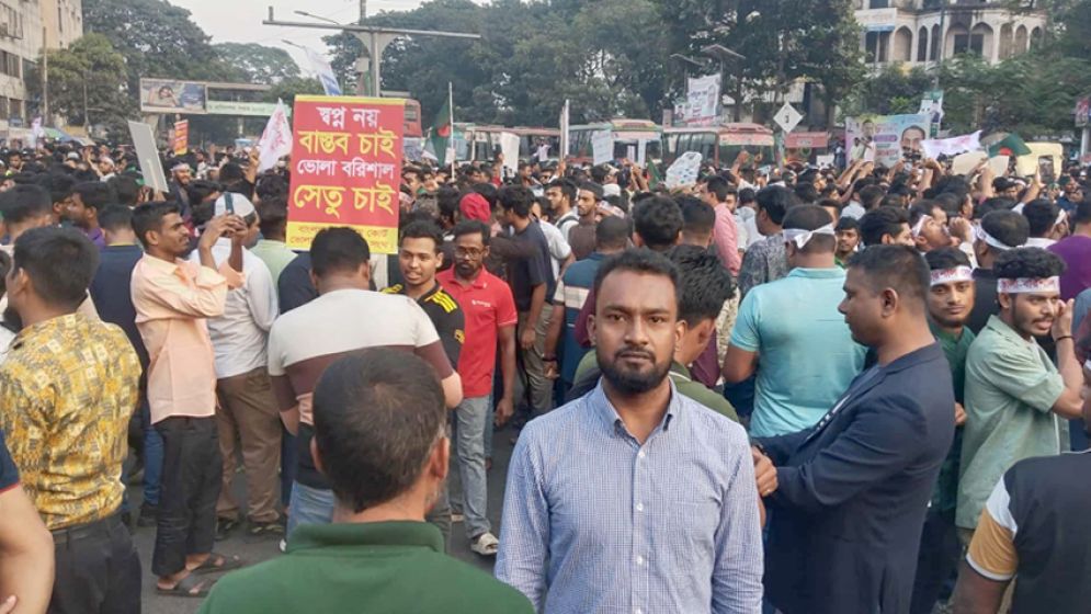 ভোলা–বরিশাল সেতু নির্মাণ দাবিতে শাহবাগ মোড় অবরোধ