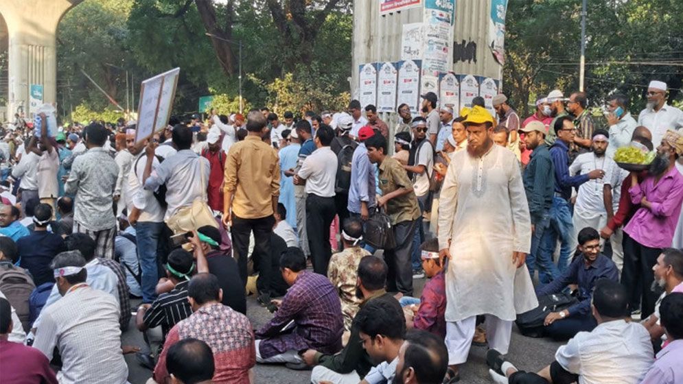 অনির্দিষ্টকালের কর্মবিরতিতে প্রাথমিক শিক্ষকরা, পাঠদান বন্ধ ৬৫ হাজার বিদ্যালয়ে