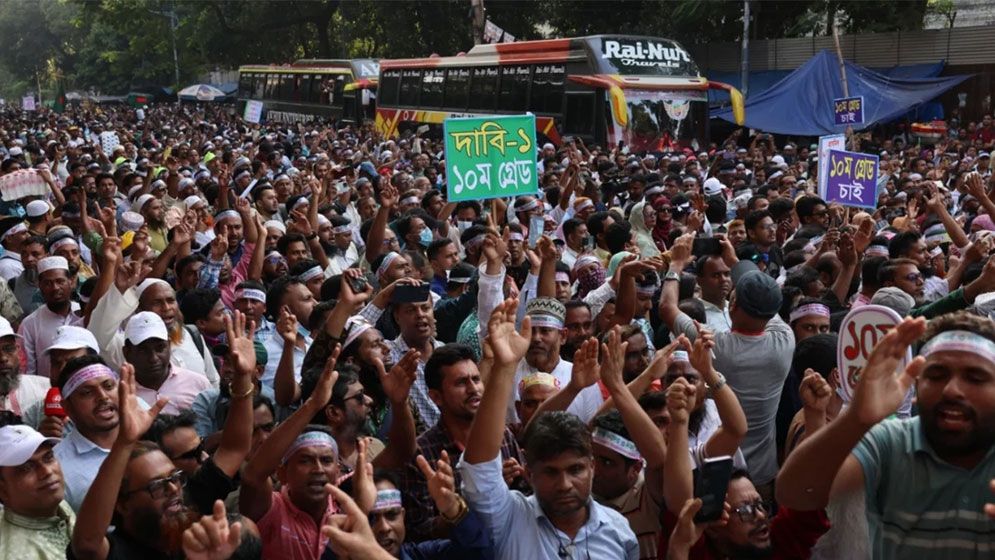 দাবি আদায়ে আজ থেকে প্রাথমিক শিক্ষকদের লাগাতার কর্মবিরতি