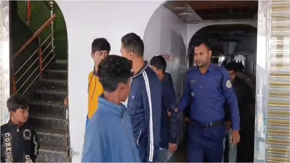 দুই লঞ্চের সংঘর্ষের ঘটনায় আটক ৪