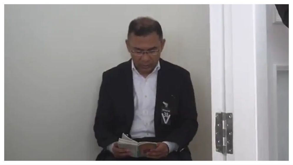 মায়ের পাশে কোরআন তেলাওয়াত করছেন তারেক রহমান