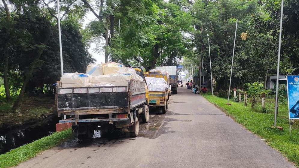 আখাউড়া স্থলবন্দর দিয়ে এক দিনে রেকর্ড মাছ রপ্তানি, ভারতে গেল ৩ কোটি টাকার পণ্য