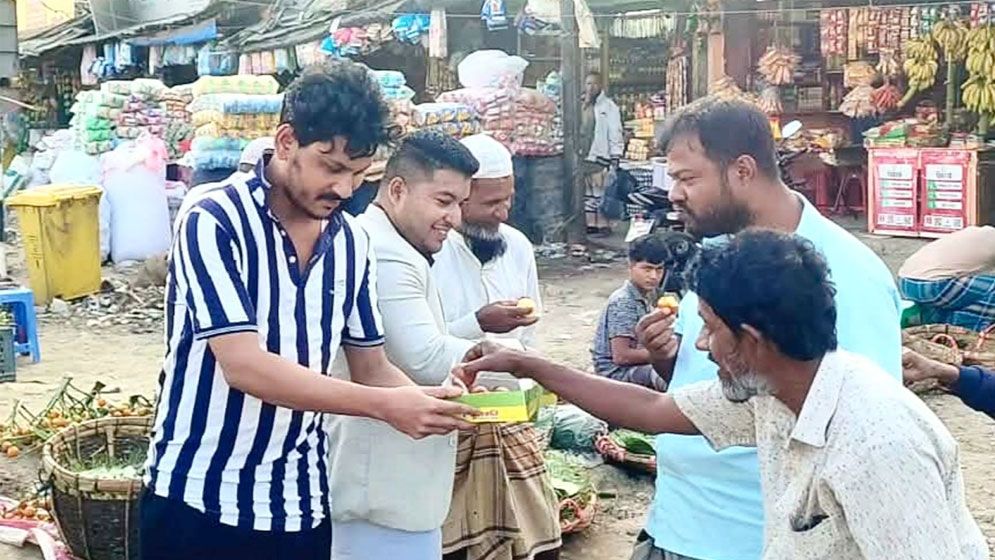 তারেক রহমানের স্বদেশ প্রত্যাবর্তন উপলক্ষে টেকনাফে এক মণ মিষ্টি বিতরণ ছাত্রদল নেতার