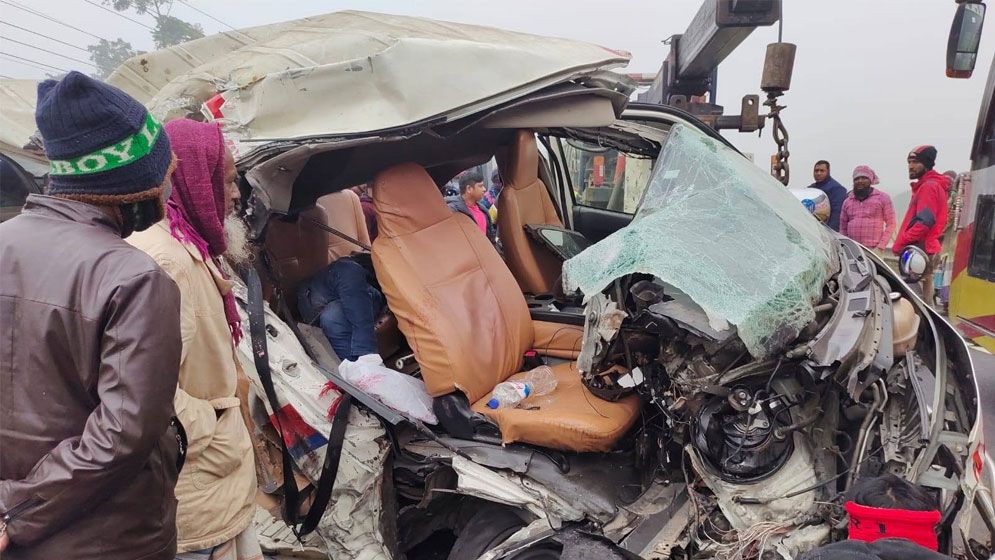 ফরিদপুরে ট্রাক ও অ্যাম্বুলেন্সের সংঘর্ষে ভাই-বোনসহ নিহত ৩