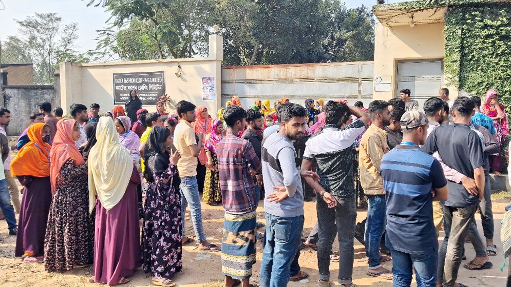 দুই মাসের বকেয়া বেতনের দাবিতে শ্রীপুরে শ্রমিকদের বিক্ষোভ