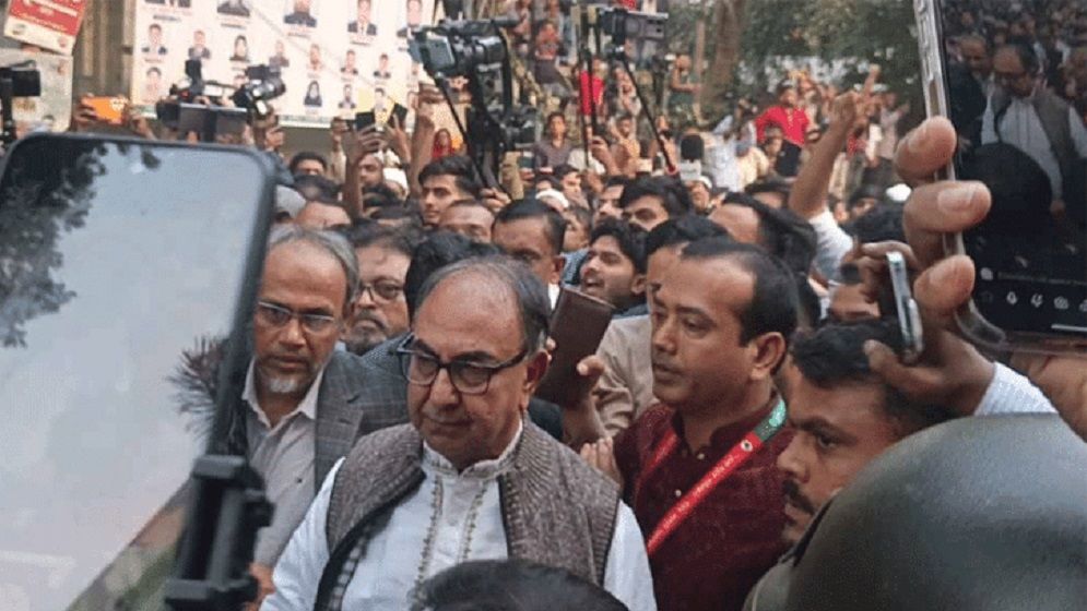 ওসমান হাদিকে দেখতে গিয়ে তোপের মুখে মির্জা আব্বাস