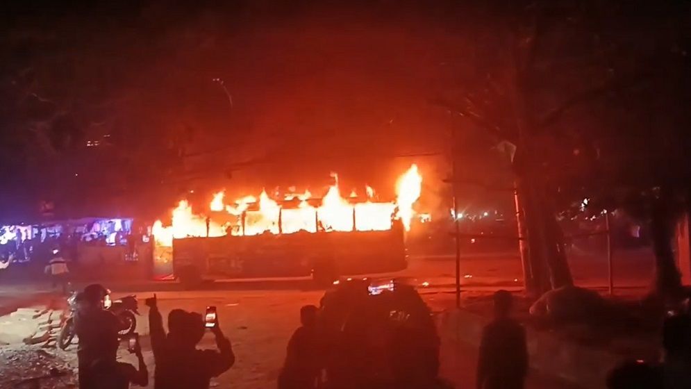 বাড্ডায় চলন্ত বাসে আগুন