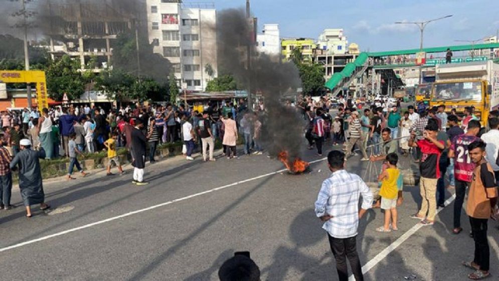 বকেয়া বেতনের দাবিতে শ্রমিকদের ঢাকা-চট্টগ্রাম মহাসড়ক অবরোধ