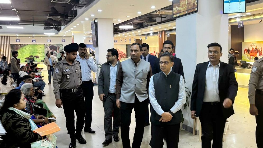 ভারতীয় ভিসা কেন্দ্র পরিদর্শন করলেন ভারতের হাইকমিশনার