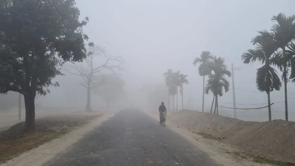 শীতের দাপটে কাঁপছে তেঁতুলিয়া