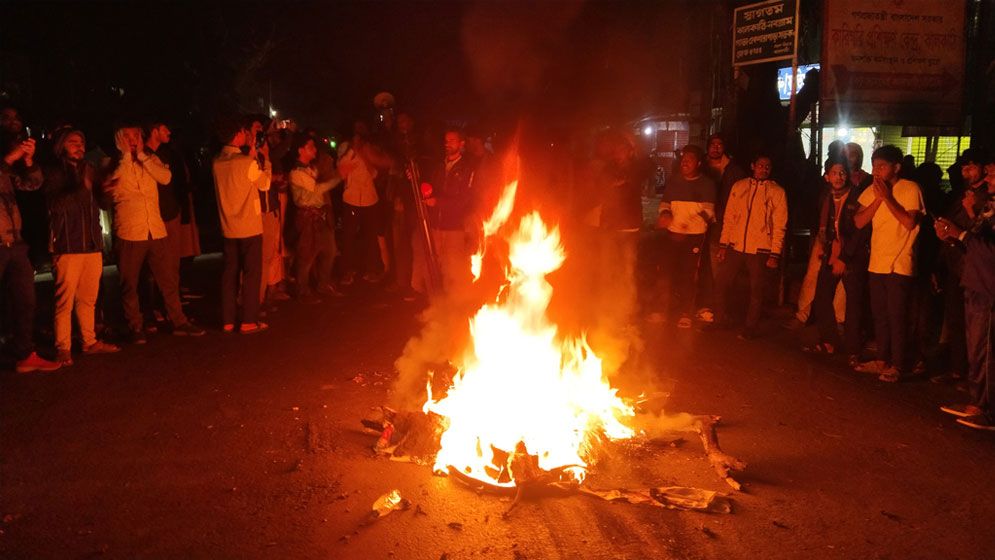হাদি হত্যার বিচারের দাবিতে ঝালকাঠিতে বিক্ষোভ, মহাসড়ক অবরোধে যোগাযোগ বিচ্ছিন্ন