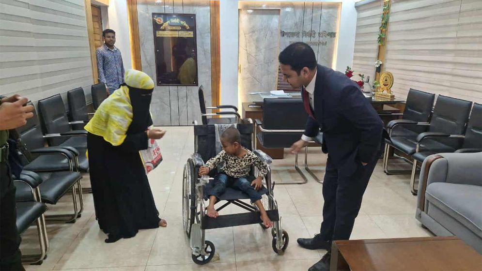 রূপগঞ্জে প্রতিবন্ধী শিশুকে হুইল চেয়ার উপহার