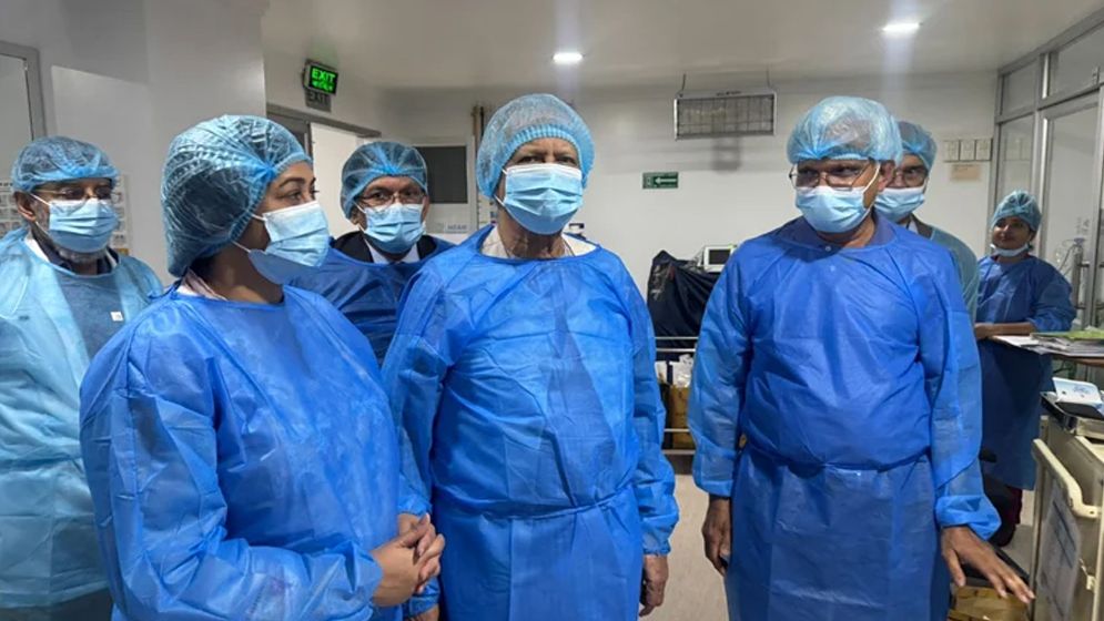 হাসপাতালে গিয়ে খালেদা জিয়ার স্বাস্থ্যের খোঁজ নিলেন প্রধান উপদেষ্টা