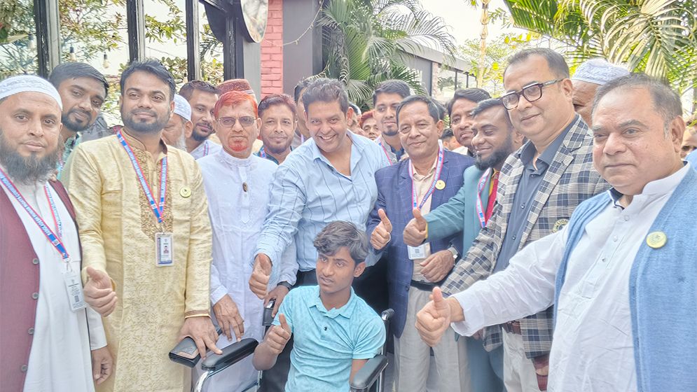 রূপগঞ্জে পঙ্গু ও বাক প্রতিবন্ধীদের মাঝে হুইলচেয়ার বিতরণ