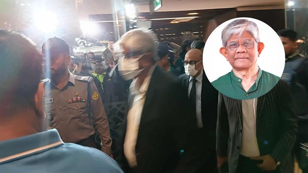 ৬ ঘণ্টা পর পুলিশি নিরাপত্তায় সচিবালয় ছাড়লেন অর্থ উপদেষ্টা