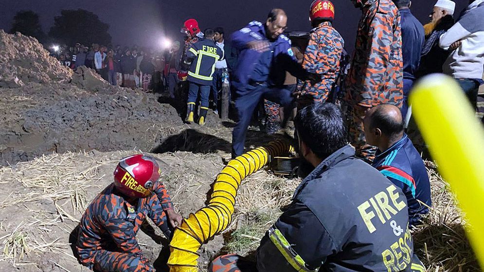 মাটির ৩৫ ফুট গভীরে পড়ে গেছে ২ বছরের শিশু