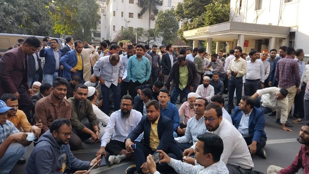 সচিবালয়ে আন্দোলনকারী ১৪ কর্মচারী বরখাস্ত