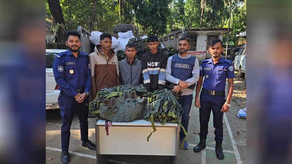 রামুতে পুলিশের অভিযানে মিয়ানমারগামী অস্ত্র সরঞ্জাম উদ্ধার, আটক ৩