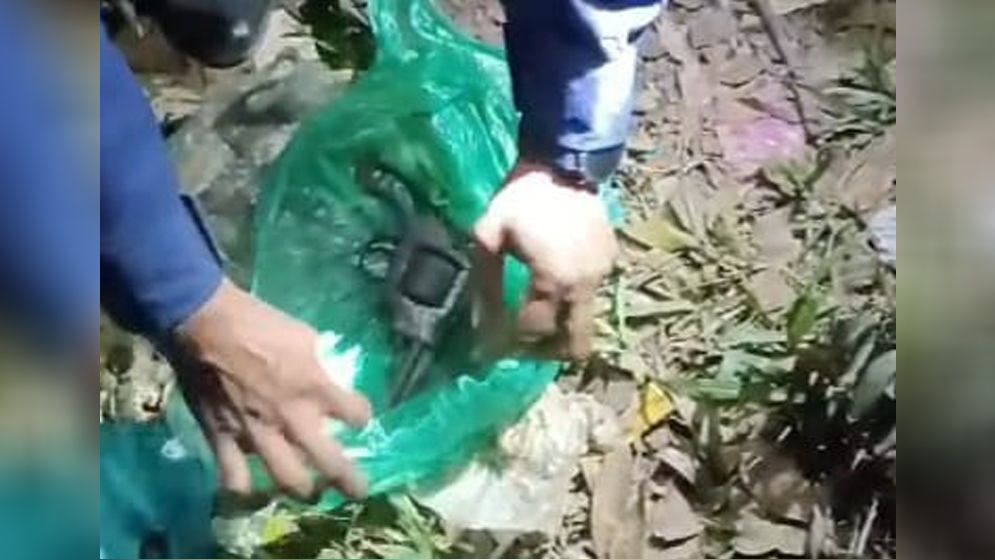 কিশোরগঞ্জে গাছের গোড়ায় পলিথিনে মোড়ানো পিস্তল ও দুই রাউন্ড গুলি উদ্ধার
