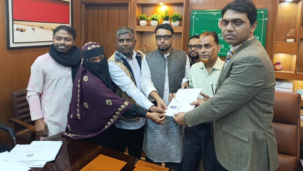 হাসনাত আব্দুল্লাহর পক্ষে মনোনয়নপত্র সংগ্রহ করলেন জুলাই শহিদ পরিবারের সদস্যরা