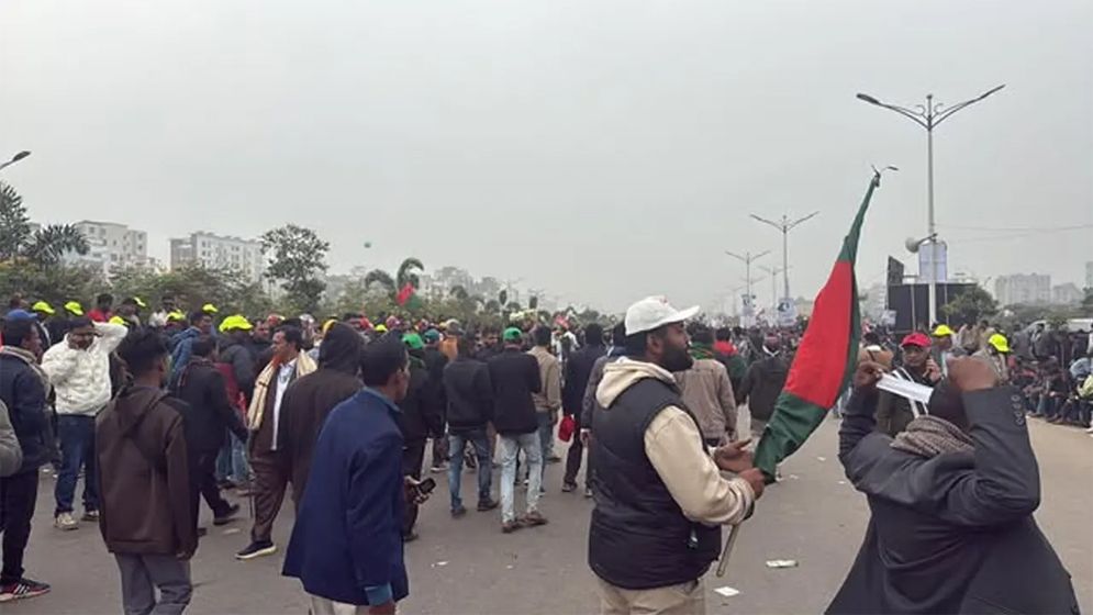 জনসমুদ্রে পরিণত ঢাকার ৩০০ ফিট এলাকা