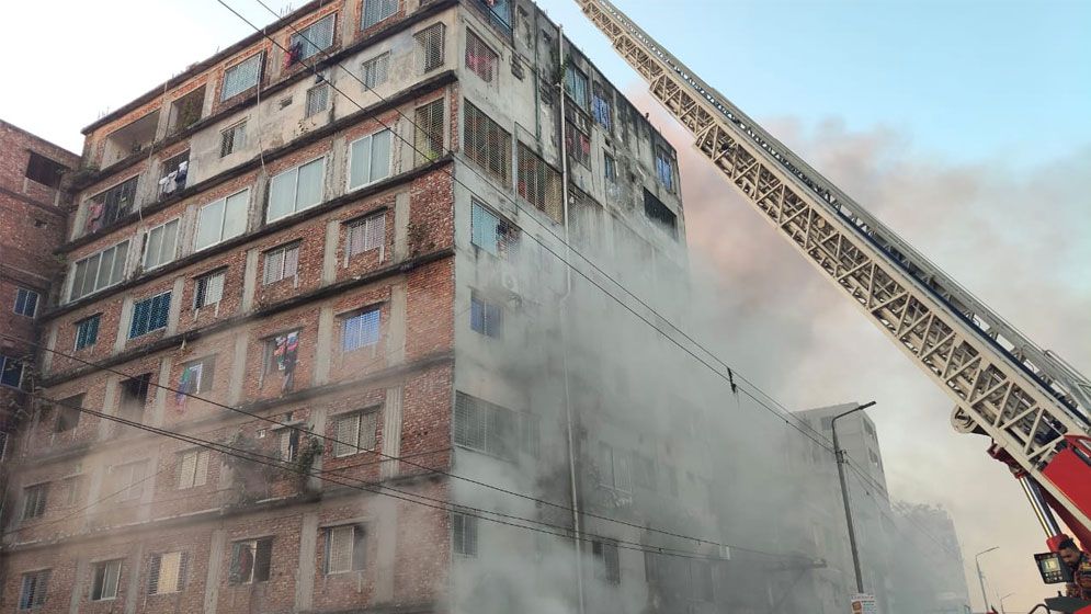 কেরানীগঞ্জে বহুতল ভবনে আগুন