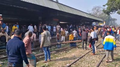 ইকবালকে বাদ দিয়ে হুদাকে বিএনপির মনোনয়ন, কিশোরগঞ্জে রেলপথ অবরোধ