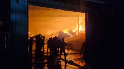 নরসিংদীতে তুলার গোডাউনে ভয়াবহ আগুন