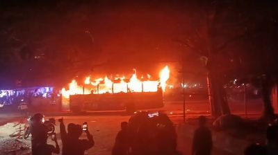 বাড্ডায় চলন্ত বাসে আগুন