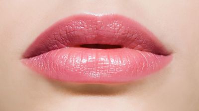 ঠোঁট কোমল রাখবেন যেভাবে