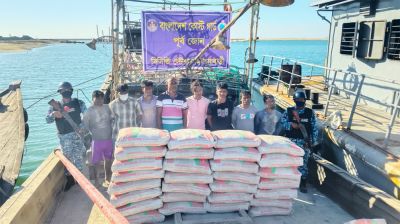 মিয়ানমার পাচারকালে ট্রলার থেকে সাড়ে ৪০০ বস্তা সিমেন্ট সহ আট পাচারকারি আটক