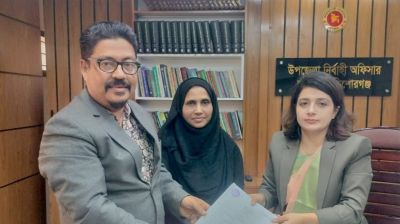 জাতীয় পার্টির নির্বাহী চেয়ারম্যান মুজিবুল হক চুন্নুর পক্ষে মনোনয়ন পত্র সংগ্রহ