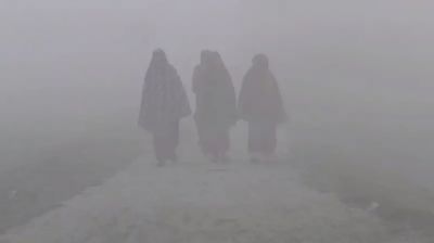 ঘন কুয়াশা আর কনকনে ঠান্ডায় কাবু কুড়িগ্রামের মানুষ