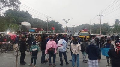 ওসমান হাদি হত্যার বিচারের দাবিতে রাজশাহীতে মহাসড়ক অবরোধ