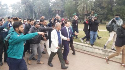 জিয়া উদ্যানে খালেদা জিয়ার কবরের স্থান পরিদর্শনে স্বরাষ্ট্র উপদেষ্টা