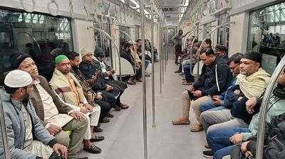 ঢাকায় নেমেই মেট্রোরেলে জানাজাস্থলে যাচ্ছেন নেতাকর্মীরা