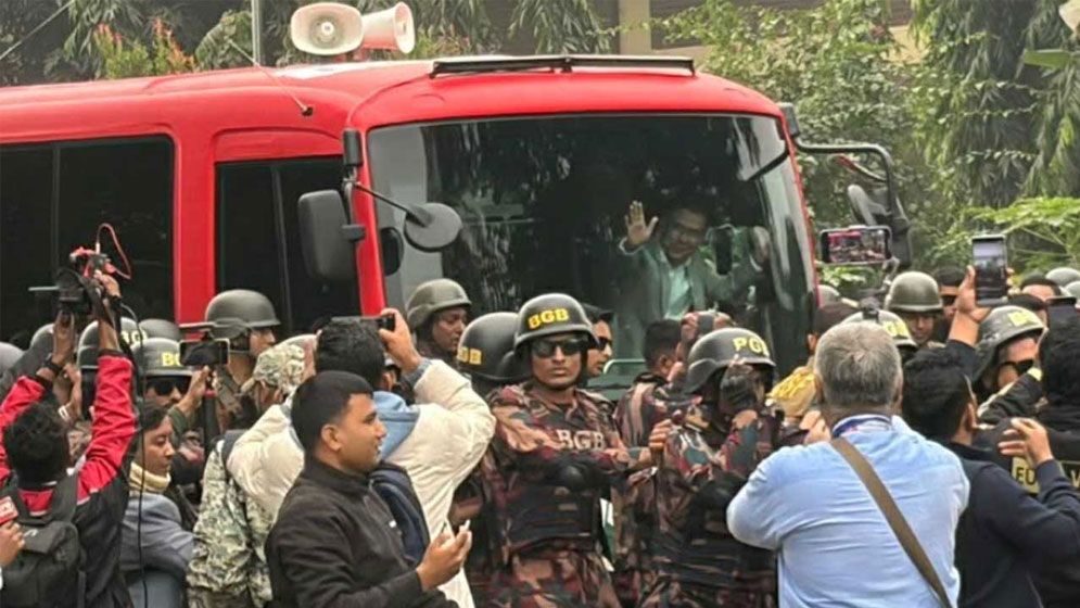 কড়া নিরাপত্তায় বিমানবন্দর ত্যাগ করলেন তারেক রহমান, মাটিতে পা রেখে নিলেন একমুঠো দেশমাটি