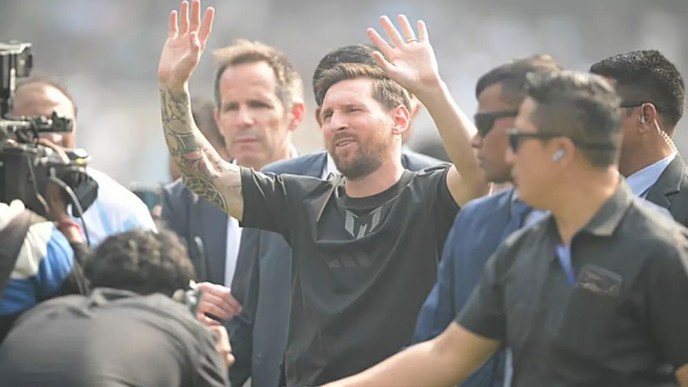 মেসিকে দেখতে না পেয়ে কলকাতায় গ্যালারিতে ভাঙচুর