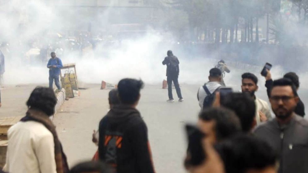 পুলিশ ও মোবাইল ফোন ব্যবসায়ীদের সংঘর্ষে রণক্ষেত্র কারওয়ানবাজার