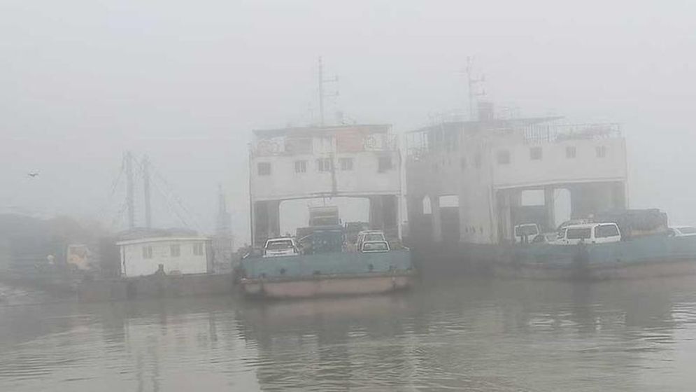 দৌলতদিয়া-পাটুরিয়া নৌরুটে ফেরি চলাচল বন্ধ