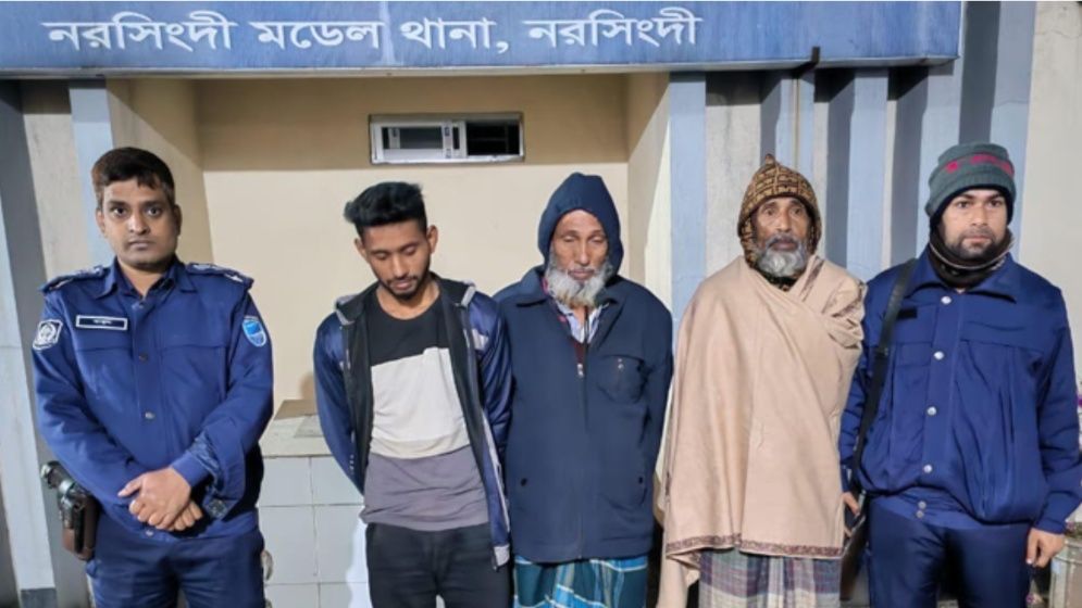 কলেজছাত্রীকে কুপিয়ে হত্যাচেষ্টা, গ্রেপ্তার ৩