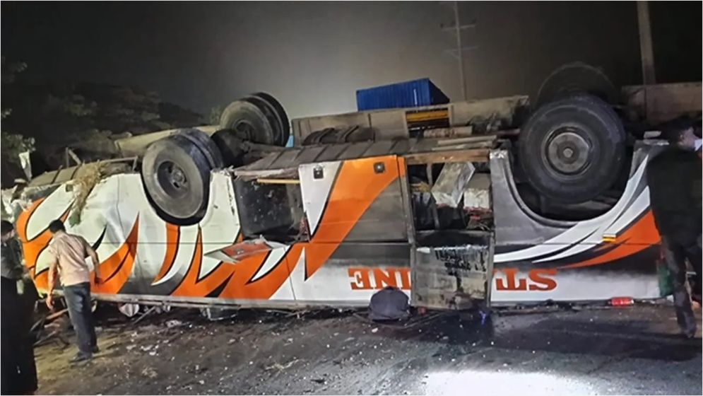 ঢাকা-চট্টগ্রাম মহাসড়কে বাস উল্টে নিহত ২