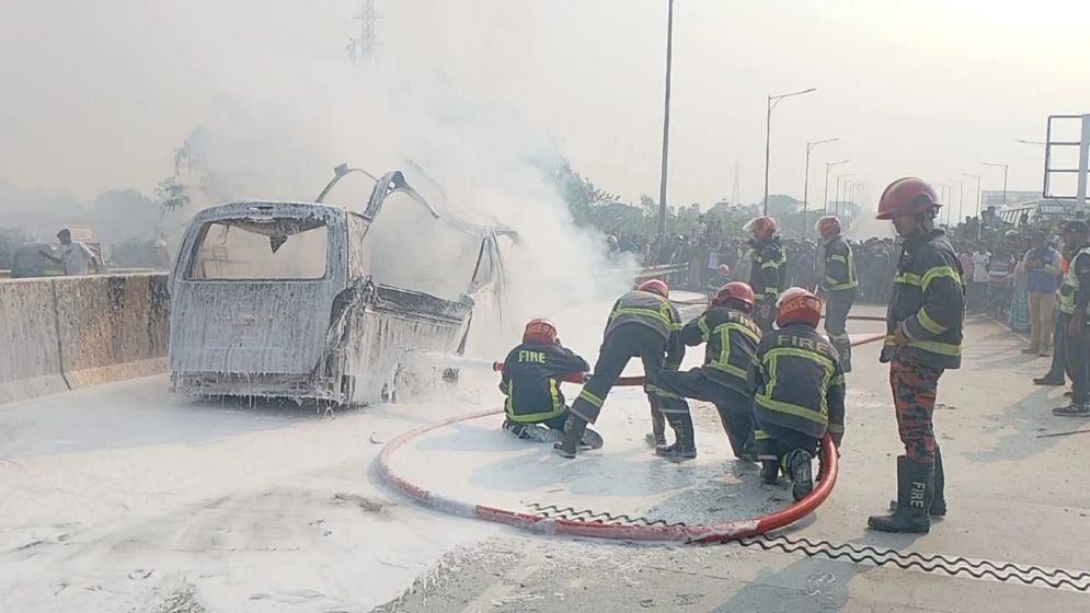 এক্সপ্রেসওয়েতে অ্যাম্বুলেন্সে আগুন